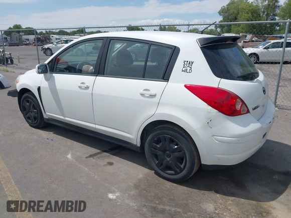 2010 Nissan Versa S z VIN 3N1BC1CP7AL457734, wystawiony jako IAAI lot #42418882 z przebiegiem 194 207 mil mil oraz . Historia ofert i sprzedaży dostępna na DreamBid. Obrazek 3.