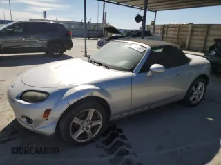 2007 Mazda MX-5 Miata Sport z VIN JM1NC25F470128936, wystawiony jako Copart lot #45424585 z przebiegiem 123 910 mil mil oraz Szkody całkowita. Historia ofert i sprzedaży dostępna na DreamBid. Obrazek 1.