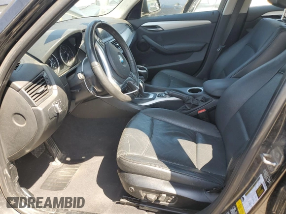 2015 BMW X1 xDrive28i z VIN WBAVL1C59FVY32553, wystawiony jako Copart lot #56513435 z przebiegiem 131 831 mil mil oraz Szkoda całkowita • Salvage title. Historia ofert i sprzedaży dostępna na DreamBid. Obrazek 7.