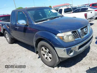 2007 Nissan Frontier SE z VIN 1N6AD06U77C417429, wystawiony jako IAAI lot #42311013 z przebiegiem 303 004 mil mil oraz . Historia ofert i sprzedaży dostępna na DreamBid. Obrazek 1.