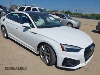 2025 Audi A5 Sportback S line Premium z VIN WAUDACF5XSA009799, wystawiony jako IAAI lot #42460461 z przebiegiem 13 011 mil mil oraz . Historia ofert i sprzedaży dostępna na DreamBid. Obrazek 1.