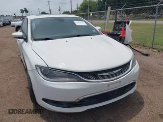 2015 Chrysler 200 S z VIN 1C3CCCBB6FN749700, wystawiony jako IAAI lot #42083999 z przebiegiem 122 143 mil mil oraz . Historia ofert i sprzedaży dostępna na DreamBid. Obrazek 1.