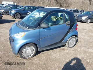 2013 Smart fortwo Pure z VIN WMEEJ3BA5DK672416, wystawiony jako IAAI lot #41820199 z przebiegiem 75 875 mil mil oraz . Historia ofert i sprzedaży dostępna na DreamBid. Obrazek 2.