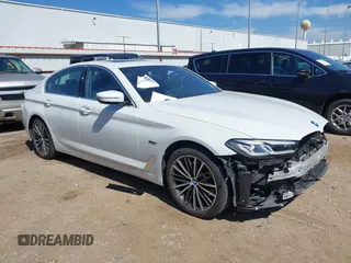 2023 BMW 5 Series 530e z VIN WBA13AG04PCN56163, wystawiony jako IAAI lot #41663613 z przebiegiem 38 866 mil mil oraz . Historia ofert i sprzedaży dostępna na DreamBid. Obrazek 1.