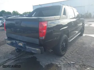 2005 Chevrolet Avalanche LS with VIN 3GNEC12Z95G116080, listed as a IAAI auction lot 42041702 with 190,358 mi miles. Bid and sale history available at carsss.com. Image 4.