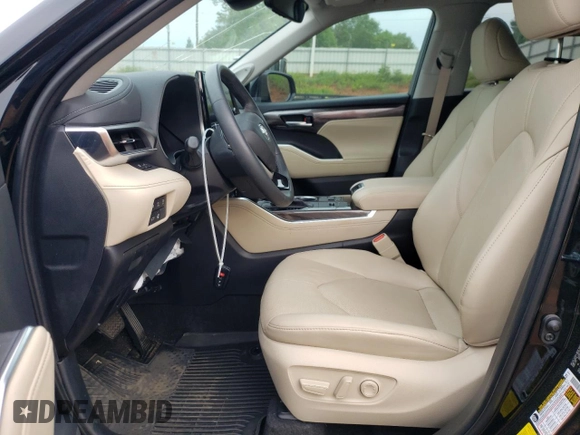 2023 Toyota Highlander L z VIN 5TDKDRAH7PS512254, wystawiony jako Copart lot #51117995 z przebiegiem 15 624 mil mil oraz Szkoda całkowita • Salvage title. Historia ofert i sprzedaży dostępna na DreamBid. Obrazek 7.