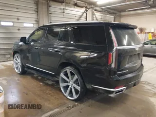 2021 Cadillac Escalade Luxury z VIN 1GYS4AKL7MR295510, wystawiony jako IAAI lot #38398966 z przebiegiem 26 228 mil mil oraz . Historia ofert i sprzedaży dostępna na DreamBid. Obrazek 3.