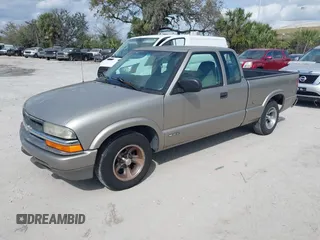 2000 Chevrolet S-10 LS with VIN 1GCCS1942YK156897, listed as a IAAI auction lot 41709047 with 131,331 mi miles. Bid and sale history available at carsss.com. Image 2.