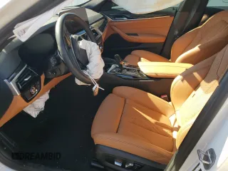 2023 BMW 5 Series 530i xDrive z VIN WBA13BJ04PCM79437, wystawiony jako Copart lot #46671715 z przebiegiem Nie podano mil oraz Szkoda całkowita • Salvage title. Historia ofert i sprzedaży dostępna na DreamBid. Obrazek 7.