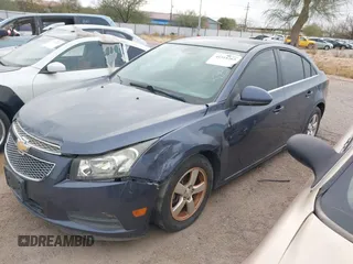 2014 Chevrolet Cruze 1LT z VIN 1G1PC5SB3E7131948, wystawiony jako IAAI lot #41518263 z przebiegiem 134 843 mil mil oraz . Historia ofert i sprzedaży dostępna na DreamBid. Obrazek 2.