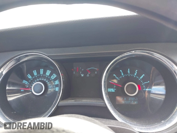 2013 Ford Mustang V6 z VIN 1ZVBP8EMXD5242038, wystawiony jako IAAI lot #41744352 z przebiegiem 167 227 mil mil oraz . Historia ofert i sprzedaży dostępna na DreamBid. Obrazek 7.
