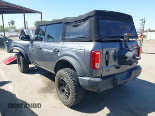 2021 Ford Bronco z VIN 1FMDE5BH9MLB00617, wystawiony jako IAAI lot #42467207 z przebiegiem 36 220 mil mil oraz . Historia ofert i sprzedaży dostępna na DreamBid. Obrazek 3.