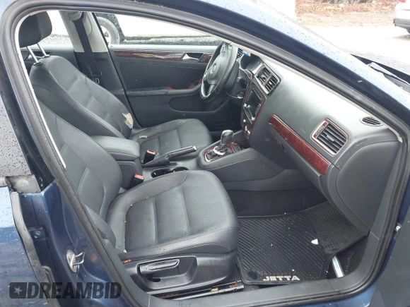 2011 Volkswagen Jetta Sedan SE w/Convenience & Sunroof PZEV with VIN 3VWDZ7AJ0BM337949, listed as a IAAI auction lot 41918098 with 199,711 mi miles. Bid and sale history available at carsss.com. Image 5.