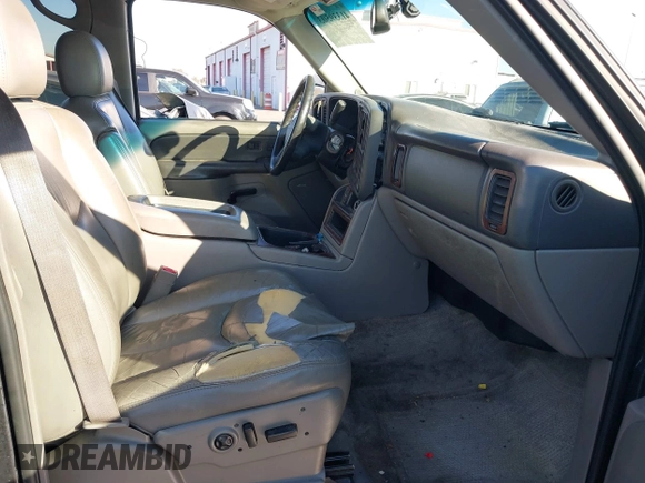 2003 Chevrolet Suburban LS with VIN 3GNEC16T83G233894, listed as a IAAI auction lot 41339503 with 201,076 mi miles. Bid and sale history available at carsss.com. Image 5.