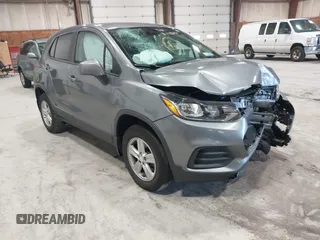 2020 Chevrolet Trax LS z VIN 3GNCJNSB8LL146506, wystawiony jako IAAI lot #41886763 z przebiegiem 21 255 mil mil oraz . Historia ofert i sprzedaży dostępna na DreamBid. Obrazek 1.