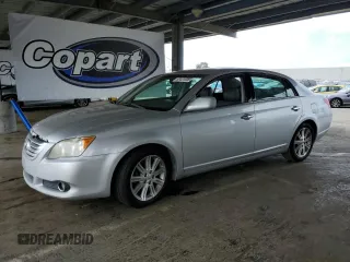 2008 Toyota Avalon XL z VIN 4T1BK36B28U321261, wystawiony jako Copart lot #60431595 z przebiegiem 178 799 mil mil oraz Czysty tytuł • Clean title. Historia ofert i sprzedaży dostępna na DreamBid. Obrazek 1.