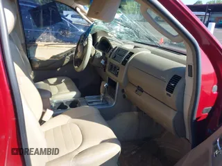 2006 Nissan Pathfinder SE z VIN 5N1AR18U76C621228, wystawiony jako IAAI lot #42178373 z przebiegiem 209 156 mil mil oraz . Historia ofert i sprzedaży dostępna na DreamBid. Obrazek 5.