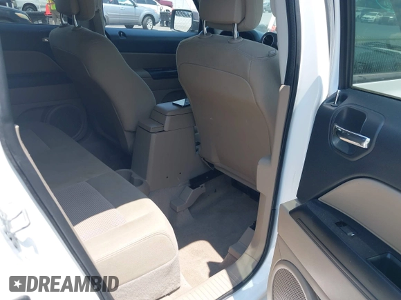 2014 Jeep Patriot Sport z VIN 1C4NJPBA3ED869659, wystawiony jako IAAI lot #42590584 z przebiegiem 60 194 mil mil oraz . Historia ofert i sprzedaży dostępna na DreamBid. Obrazek 8.