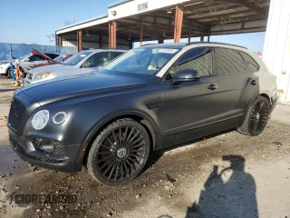 2017 Bentley Bentayga W12 z VIN SJAAC2ZVXHC016000, wystawiony jako Copart lot #43702555 z przebiegiem 46 172 mil mil oraz Szkody całkowita. Historia ofert i sprzedaży dostępna na DreamBid. Obrazek 1.