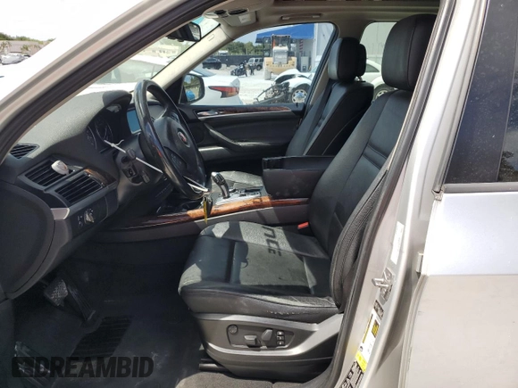 2013 BMW X5 xDrive35i z VIN 5UXZV4C5XD0B03182, wystawiony jako Copart lot #54906305 z przebiegiem 166 493 mil mil oraz Szkody całkowita. Historia ofert i sprzedaży dostępna na DreamBid. Obrazek 7.