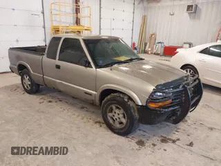 2002 Chevrolet S-10 LS with VIN 1GCDT19WX28127512, listed as a IAAI auction lot 41708908 with 214,549 mi miles. Bid and sale history available at carsss.com. Image 1.