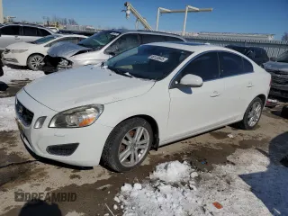2013 Volvo S60 T5 Premier z VIN YV1612FS9D2220169, wystawiony jako Copart lot #46135545 z przebiegiem 121 384 mil mil oraz Szkody całkowita. Historia ofert i sprzedaży dostępna na DreamBid. Obrazek 1.