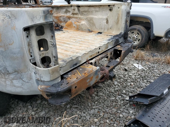 2015 GMC Sierra 3500HD Denali z VIN 1GT424E85FF133280, wystawiony jako Copart lot #79125844 z przebiegiem Nie podano mil oraz Nie do naprawy • Non repairable. Historia ofert i sprzedaży dostępna na DreamBid. Obrazek 6.