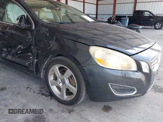 2013 Volvo S60 T5 Premier z VIN YV1612FS0D1216596, wystawiony jako IAAI lot #42311635 z przebiegiem 125 512 mil mil oraz . Historia ofert i sprzedaży dostępna na DreamBid. Obrazek 12.