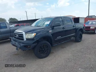 2013 Toyota Tundra z VIN 5TFDW5F13DX302067, wystawiony jako IAAI lot #42461336 z przebiegiem 124 876 mil mil oraz . Historia ofert i sprzedaży dostępna na DreamBid. Obrazek 17.