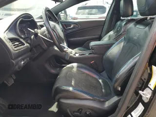 2016 Chrysler 200 S z VIN 1C3CCCBB1GN173306, wystawiony jako Copart lot #50234095 z przebiegiem 112 117 mil mil oraz Szkoda całkowita • Salvage title. Historia ofert i sprzedaży dostępna na DreamBid. Obrazek 7.