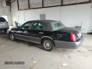 2001 Lincoln Town Car Signature z VIN 1LNHM82W41Y739121, wystawiony jako Copart lot #56738385 z przebiegiem 112 528 mil mil oraz Szkoda całkowita • Salvage title. Historia ofert i sprzedaży dostępna na DreamBid. Obrazek 2.