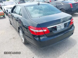 2013 Mercedes-Benz E 350 Luxury z VIN WDDHF5KB8DA727907, wystawiony jako IAAI lot #42476164 z przebiegiem 195 140 mil mil oraz . Historia ofert i sprzedaży dostępna na DreamBid. Obrazek 3.