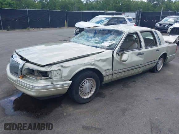 1997 Lincoln Town Car Signature z VIN 1LNLM82W3VY746254, wystawiony jako IAAI lot #42144893 z przebiegiem 97 834 mil mil oraz . Historia ofert i sprzedaży dostępna na DreamBid. Obrazek 2.