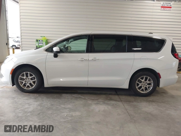 2023 Chrysler Voyager LX z VIN 2C4RC1CG9PR533946, wystawiony jako IAAI lot #42405677 z przebiegiem 64 511 mil mil oraz . Historia ofert i sprzedaży dostępna na DreamBid. Obrazek 14.