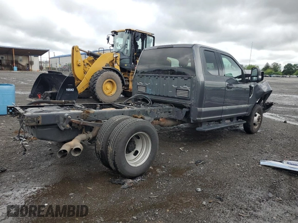 2019 Ford F-350 XL z VIN 1FD8X3HT2KEE17555, wystawiony jako Copart lot #55940505 z przebiegiem 107 979 mil mil oraz Szkody całkowita. Historia ofert i sprzedaży dostępna na DreamBid. Obrazek 3.