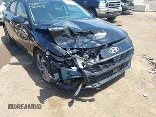 2025 Hyundai Elantra SEL Convenience z VIN KMHLS4DG9SU910615, wystawiony jako IAAI lot #42296527 z przebiegiem 11 590 mil mil oraz . Historia ofert i sprzedaży dostępna na DreamBid. Obrazek 6.