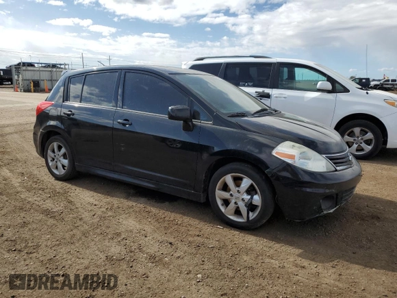 2010 Nissan Versa S z VIN 3N1BC1CP7AL394103, wystawiony jako Copart lot #54627535 z przebiegiem 181 881 mil mil oraz Czysty tytuł • Clean title. Historia ofert i sprzedaży dostępna na DreamBid. Obrazek 4.