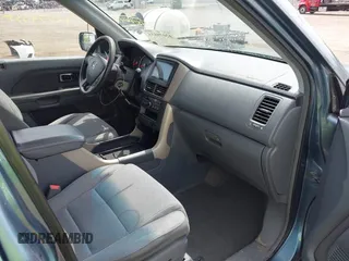 2007 Honda Pilot EX with VIN 5FNYF18447B008645, listed as a IAAI auction lot 42079535 with 233,187 mi miles. Bid and sale history available at carsss.com. Image 5.