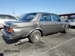 1984 Mercedes-Benz 300 D с VIN WDBAB33A1EA083118, выставлен на аукционе Copart как лот 56901585 с пробегом 157 356 миль миль и Списание • Salvage title. История ставок и продаж доступна на DreamBid. Изображение 3.