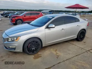2015 Volvo S60 T5 Drive-E Premier z VIN YV140MFB0F1312432, wystawiony jako Copart lot #55653895 z przebiegiem 159 010 mil mil oraz Tytuł czysty. Historia ofert i sprzedaży dostępna na DreamBid. Obrazek 1.