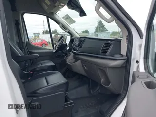 2024 Ford Transit Cargo z VIN 1FTBR3U86RKA14633, wystawiony jako IAAI lot #42500581 z przebiegiem 16 529 mil mil oraz . Historia ofert i sprzedaży dostępna na DreamBid. Obrazek 5.