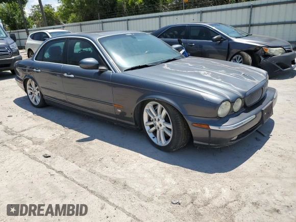 2004 Jaguar XJ R z VIN SAJWA73B64TG18784, wystawiony jako Copart lot #81254734 z przebiegiem Nie podano mil oraz Czysty tytuł • Clean title. Historia ofert i sprzedaży dostępna na DreamBid. Obrazek 4.
