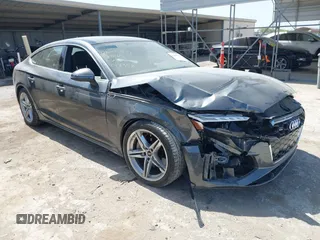 2022 Audi A5 Sportback S line Premium Plus z VIN WAUFACF57NA018358, wystawiony jako IAAI lot #41850918 z przebiegiem 26 613 mil mil oraz . Historia ofert i sprzedaży dostępna na DreamBid. Obrazek 1.
