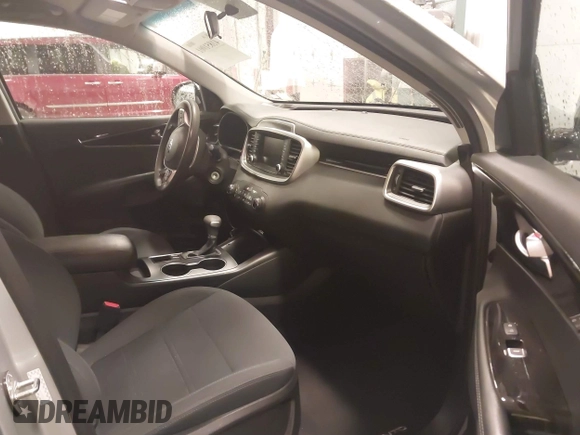 2019 Kia Sorento L z VIN 5XYPG4A3XKG575729, wystawiony jako IAAI lot #41851001 z przebiegiem 105 272 mil mil oraz . Historia ofert i sprzedaży dostępna na DreamBid. Obrazek 5.
