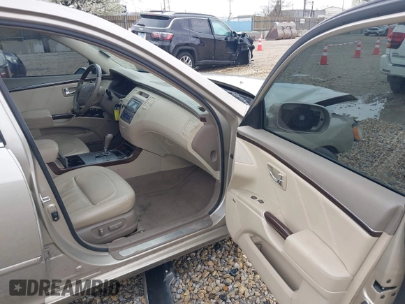 2009 Hyundai Azera Limited z VIN KMHFC46FX9A343230, wystawiony jako IAAI lot #42107823 z przebiegiem 26 319 mil mil oraz . Historia ofert i sprzedaży dostępna na DreamBid. Obrazek 5.