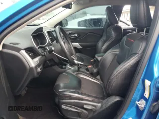 2017 Jeep Cherokee Trailhawk z VIN 1C4PJMBS1HW648716, wystawiony jako Copart lot #57490635 z przebiegiem 94 983 mil mil oraz Szkoda całkowita • Salvage title. Historia ofert i sprzedaży dostępna na DreamBid. Obrazek 7.