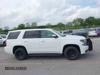 2018 Chevrolet Tahoe Commercial z VIN 1GNSKDEC8JR242164, wystawiony jako IAAI lot #42779273 z przebiegiem 134 654 mil mil oraz . Historia ofert i sprzedaży dostępna na DreamBid. Obrazek 13.