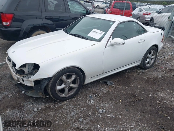 2001 Mercedes-Benz SLK 230/320 z VIN WDBKK65F21F209191, wystawiony jako IAAI lot #41902165 z przebiegiem 75 877 mil mil oraz . Historia ofert i sprzedaży dostępna na DreamBid. Obrazek 2.