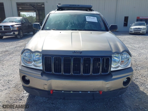 2005 Jeep Grand Cherokee Limited with VIN 1J8HR58225C588848, listed as a IAAI auction lot 42010262 with 205,482 mi miles. Bid and sale history available at carsss.com. Image 6.