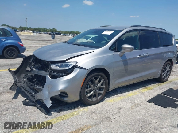 2021 Chrysler Pacifica Touring L with VIN 2C4RC1BG3MR591256, listed as a IAAI auction lot 42062406 with 58,117 mi miles and . Bid and sale history available at DreamBid. Image 16.